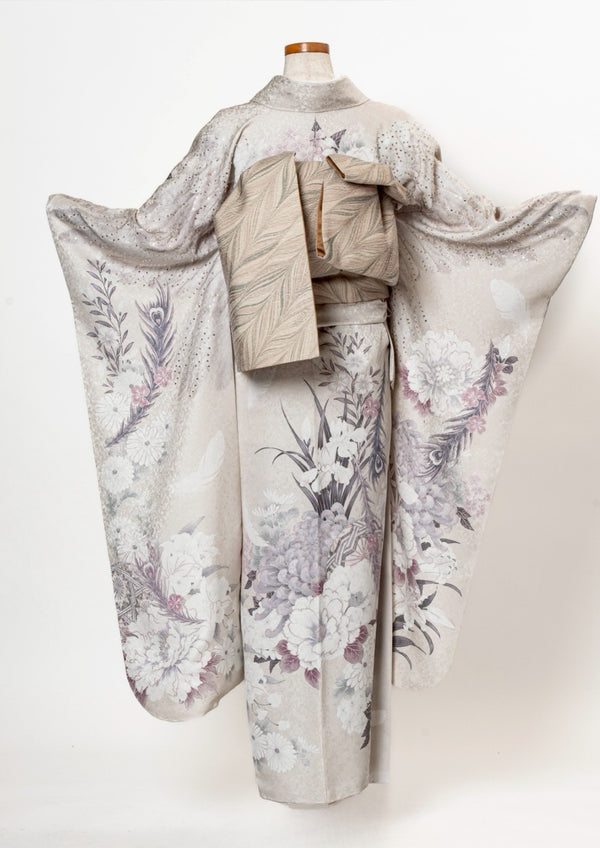 2027年1月成人式【振袖】羽花 くすみホワイト × ピンクベージュ【袋帯】抽象的な羽